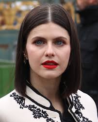 “A Forgotten Letter Brings Alexandra Daddario to Tears—A Heartfelt Reunion Years in the Making”